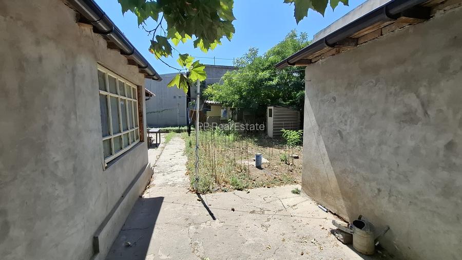 Piata Amzacea-Teren 375 mp (deschidere 14.86 ml )  + casa demolabila - 5