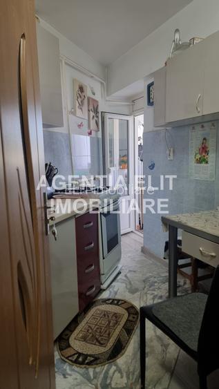 Garsoniera, bloc de apartamente, zona Mall - 3