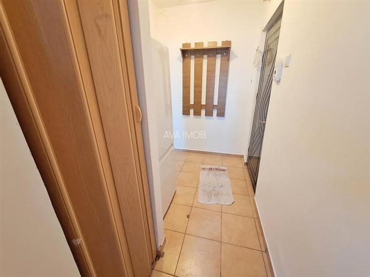 Apartament 2 semidecomandate, zona Milcov - 19