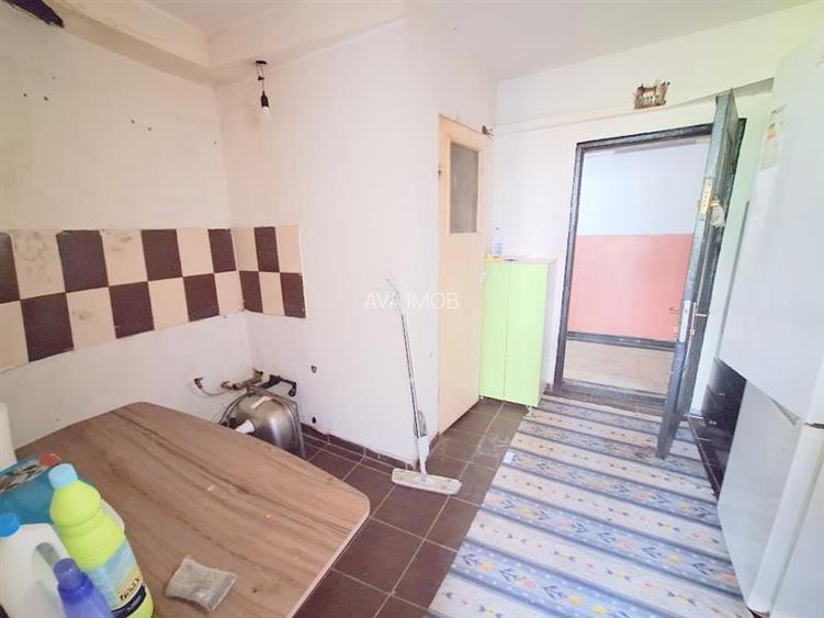 Casa batraneasca  100 mp, teren 4100 mp, zona Izvoare - 6