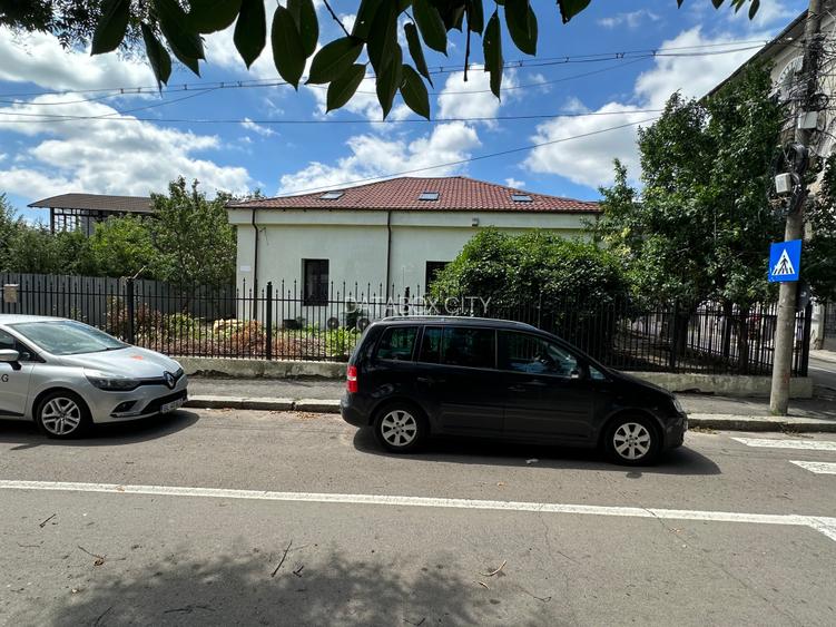 Proprietar, Inchiriez casa 5 camere ultracentral, 215 mp constriti, teren 330 mp - 6