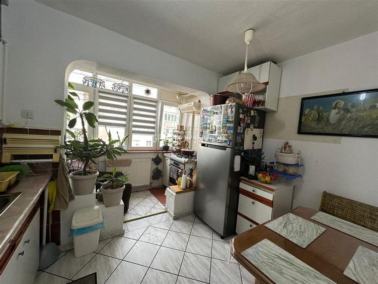 Apartament 3 camere decomandat zona Vasile Aaron - 11