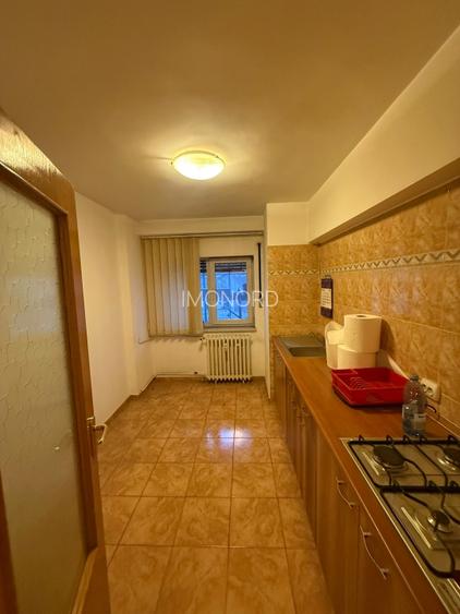 Vânzare apartament de 3 camere Decebal- vedere stradala - 2