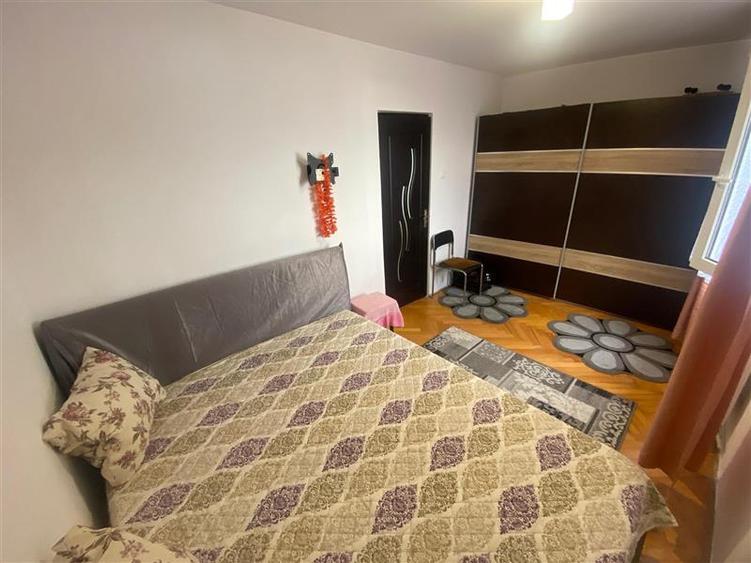 Apartament cu doua camere de vanzare in Dambu