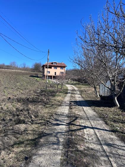 Casă modernă și spațioasă, gata de mutat – 6400 mp teren, terase și garaj – 399. - 2