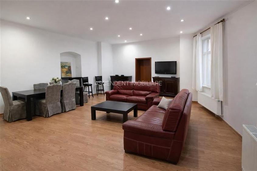 Rezidenta 4 camere,in farmec istoric, vedere Tampa,cu beci si pod,Centrul Istori - 8