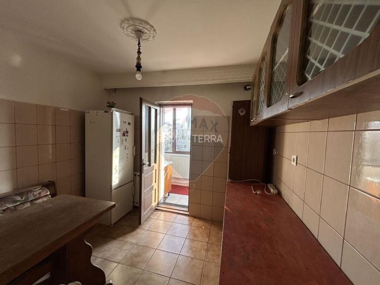 Apartament cu 3 camere decomandat de închiriat în zona Hotvon et.3 - 5
