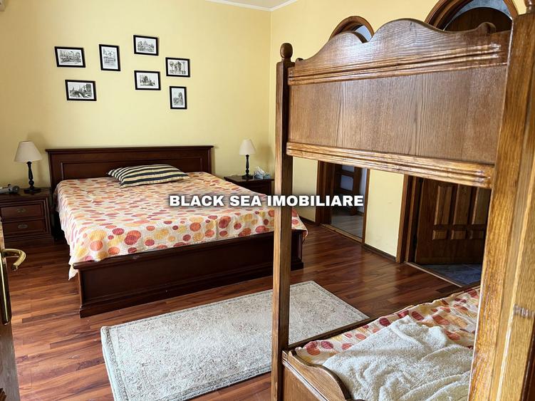 Vila 7 camere D+P+1+M - 2 Garaje - 50m de plaja - Zona centrala