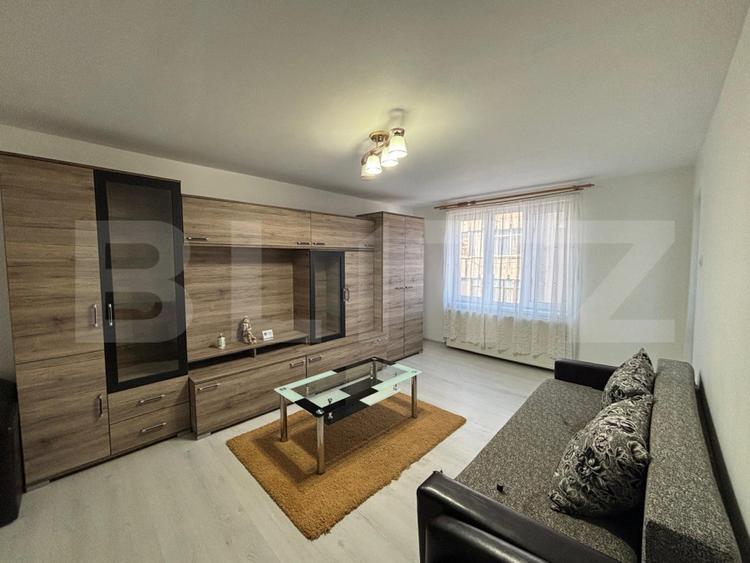 Apartament de vanzare, cu 2 camere, 50 mp, etaj 3, zona Independentei