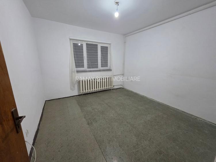 Jean Steriadi, 15 minute metrou 1 Decembrie 1918, pe Buhusi, bloc 1980 - 4