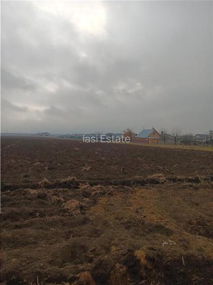 Aroneanu teren 8503 deschidere la doua strazi utilitati la ambele capete s-a dem - 8