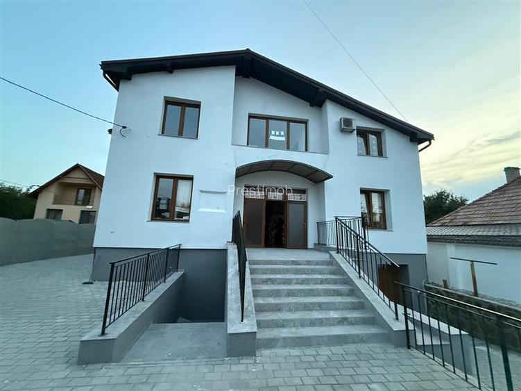 De inchiriat spatiu birouri, 10 birouri , 4 bai, garaj, 4 bai si teren 10 arii,S - 3