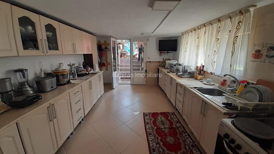 Casa moderna, foarte spatioasa, cu  1500 mp teren, în  Dambul Rotund - 15