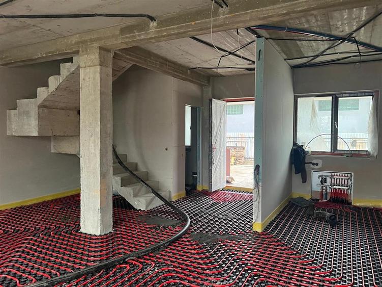 Casa in complex de case insiruite cu 5 camere