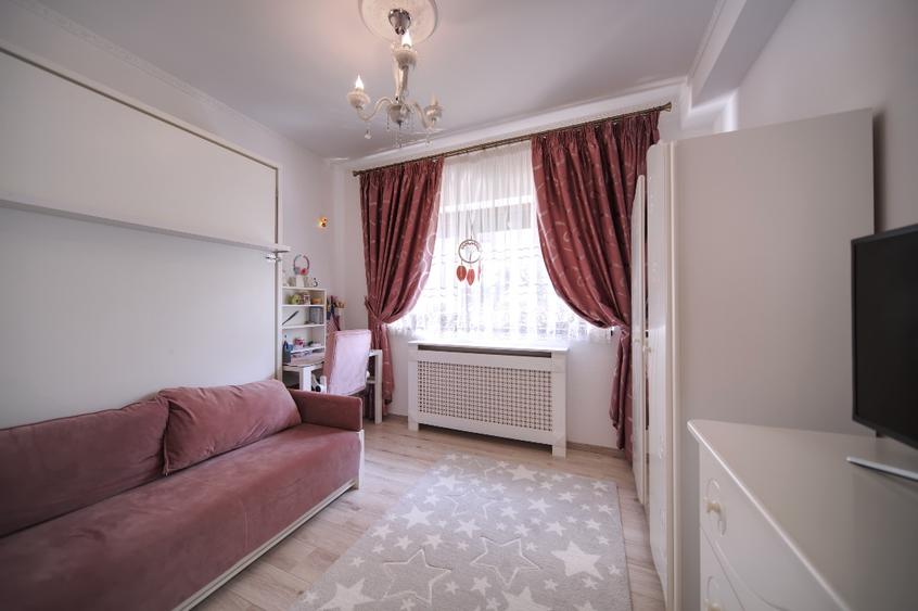 Proprietar vând apartament deosebit cu 170m2 curte privata, terasa,3 cam ,2 bai