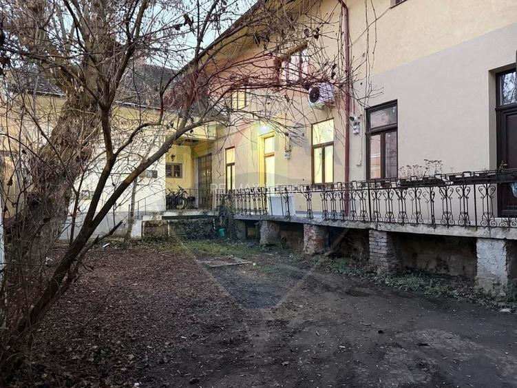 Apartament 4 camere, pe 2 niveluri si curte comuna în Centru - 39