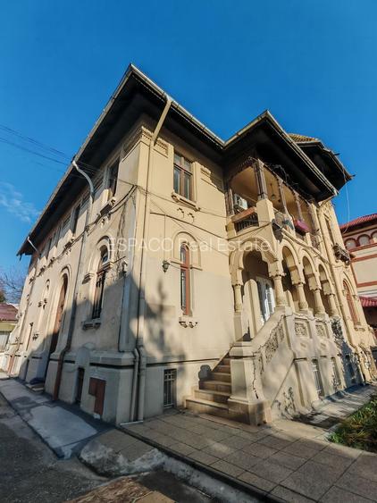 Parter de vila –Aviatorilor | 160 mp | 7 camere | 3 intrări  | Curte - 4