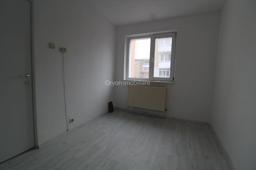 Apartament 2 camere, semidecomandat, 35 Mp,  zona 9 MAI - 3