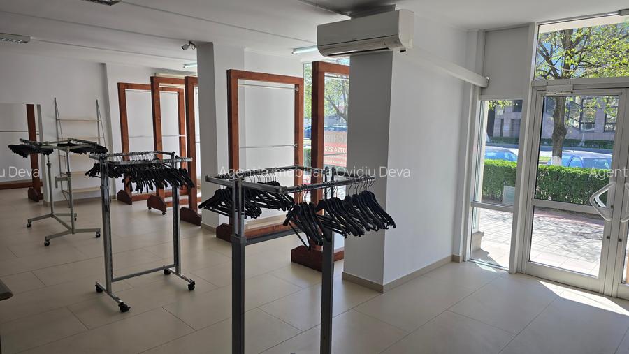 Inchiriez spatiu comercial in Deva, zona Miorita, parter, vitrina de 13 metri - 4