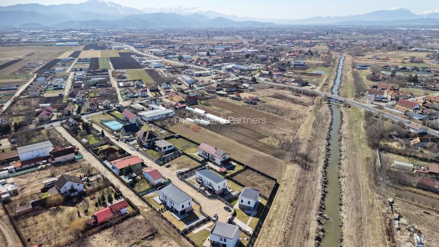 Teren intravilan cu hala construita - 28