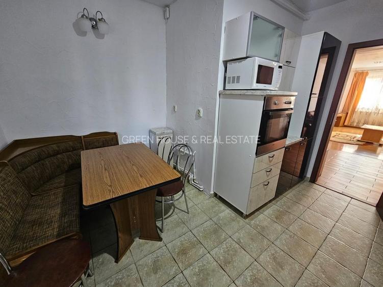 Apartament 3 camere + boxă de închiriat – Strada Carpați - 8