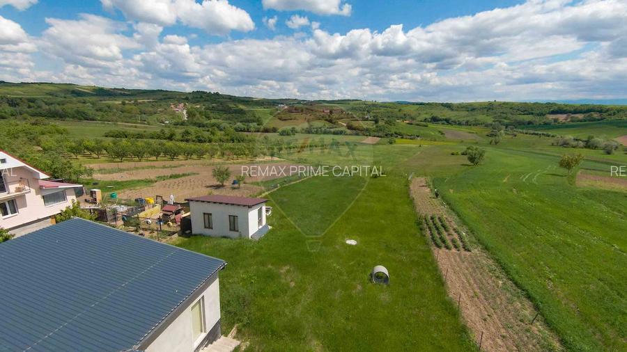 Casă cu 3 camere, anexă și 2042 mp teren de vânzare, în Calea Mare - 9