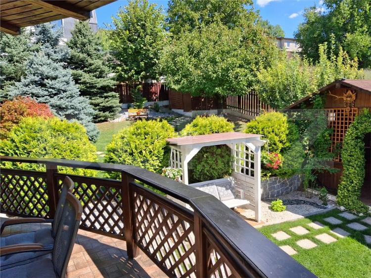 Proprietate eleganta cu teren mare si garaj in Bucium, perfecta pentru familie - 2