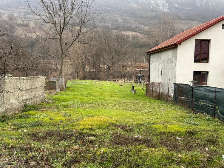 Teren intravilan de vânzare – 948 mp • Acces la râul Cerna - 2