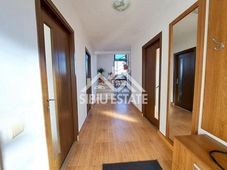 Casa Sibiu cu pivnita si garaj, curte mare - 2