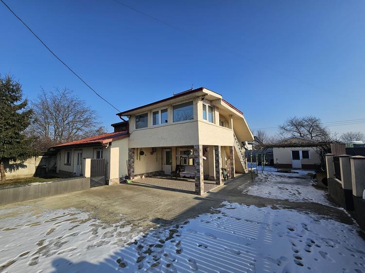 Casa cu 818mp teren si garaj 87 mp la strada !