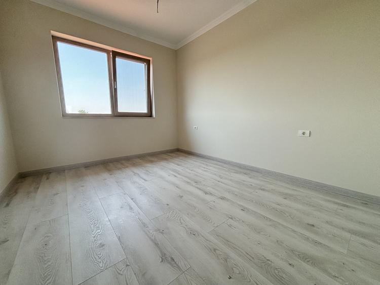 Casa 5 camere, 142mp, 300mp teren, despartita prin GARAJ in Giroc