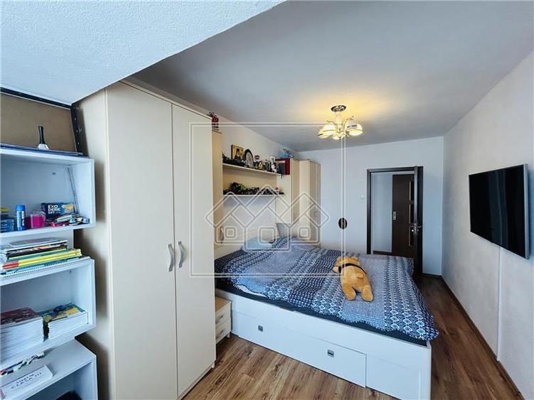 Ap cu 3 camere, 2 bai, etaj 4/7 - Zona Turnisor
