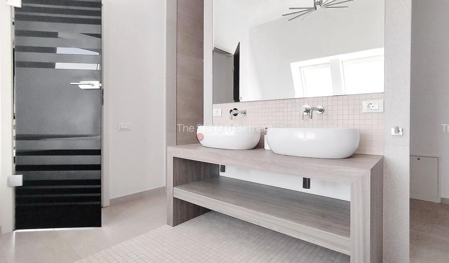 Priveliste Panoramica Spre Oras Si Masivul Tampa - 25