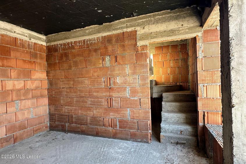 Domnesti - Vila la rosu 276 mp utili, teren 572 mp, garaj 2 locuri - 24