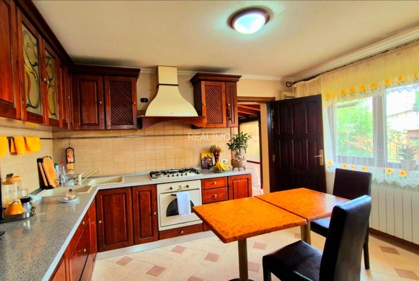 Cauți o casă mare sau spațiu pentru business? Aici le ai pe ambele! - 4