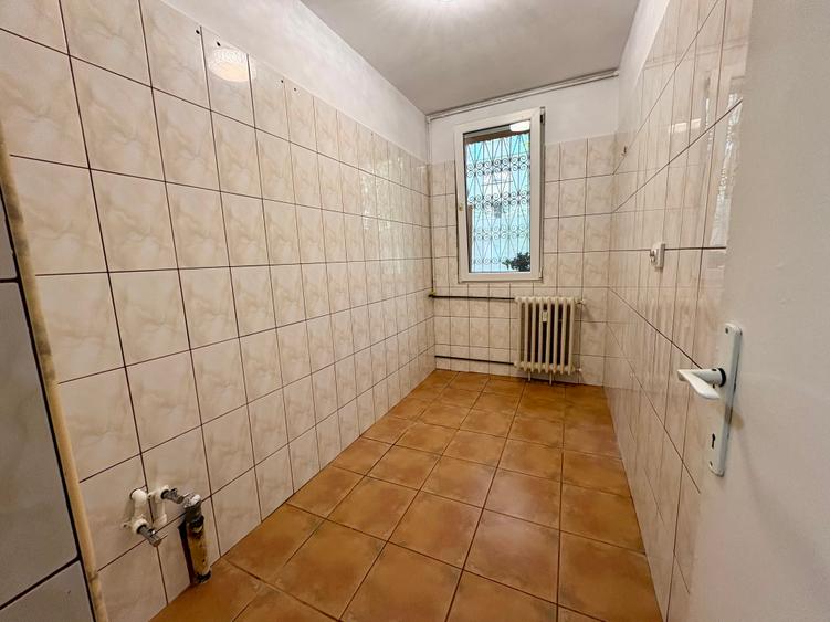 Garsoniera Pta Resita Parter/4 Bloc Reabilitat Metrou 15 Min