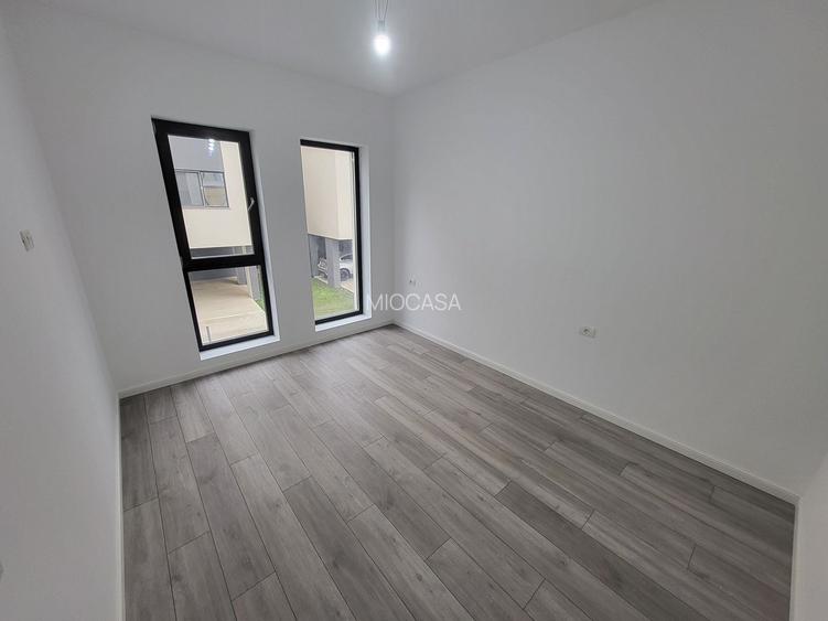 Bloc Nou. Etaj 1. Asfalt. Langa Magazine si mijloace de transport - 4