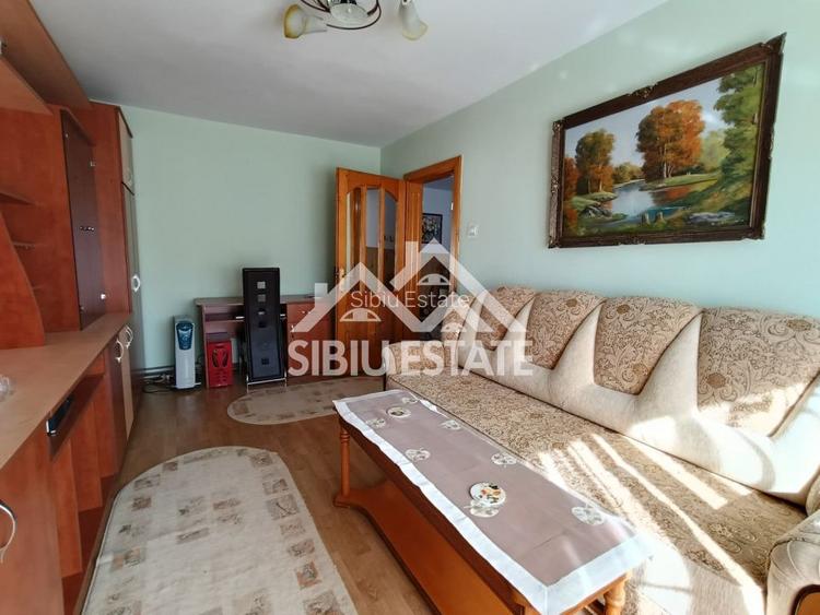 Apartament de vanzare cu 3 camere, decomandat -55 mp. balcon, pivnita - 2