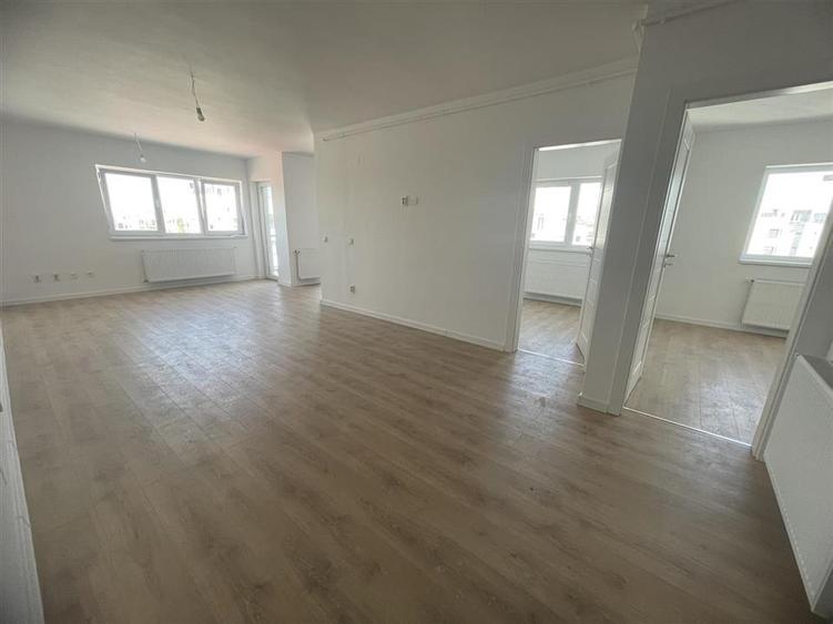 Apartament 4 camere 2 bai cu balcon si parcare pe Doamna Stanca