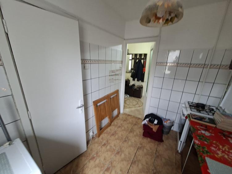 Apartament 2 camere, etajul 2/4, zona Podu Ros