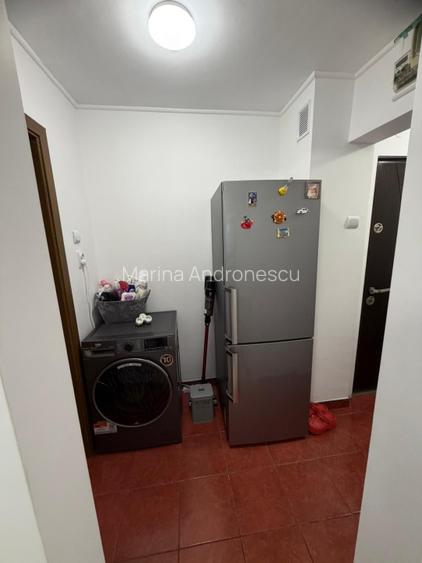 Proprietar vând apartament 3 camere etaj 5, renovat în bloc reabilitat preț  - 14