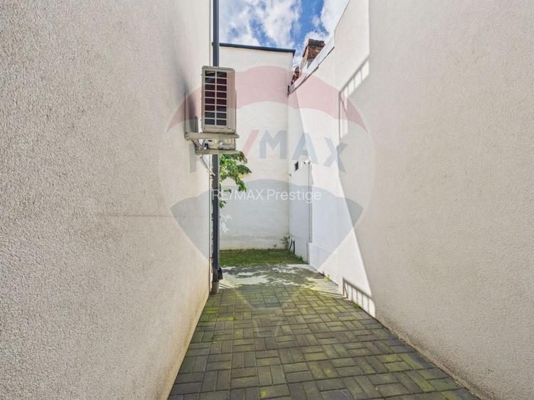 Apartament la parter ce are curte proprie ,  2 camere in Bloc nou - 24