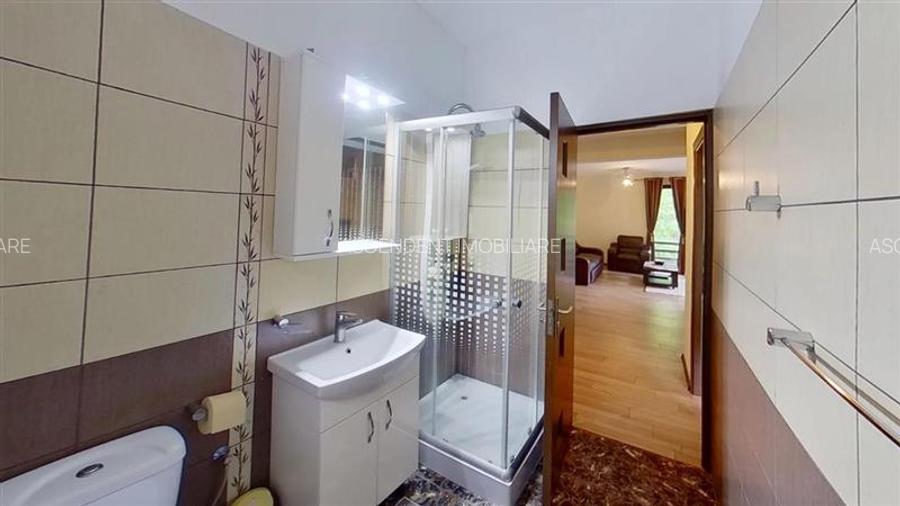 In ambientul statiunii Poiana Brasov,etaj1, 2bai,terasa la 360 grade,parcare asi - 12