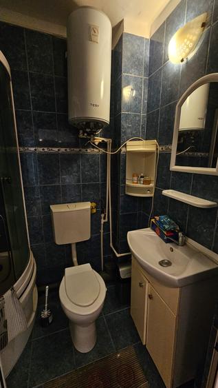 De închiriat 2 camere decomandate, etajul 2, Micro 21, Bloc stradal