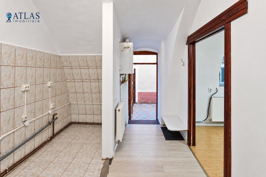 Piata Sfatului, 41 mp., ideal regim hotelier, de renovat la interior, acces usor