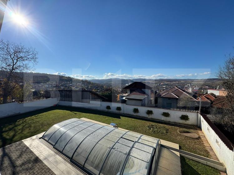 Casă cu 3 camere în Hunedoara – priveliște, piscină și autonomie energetică