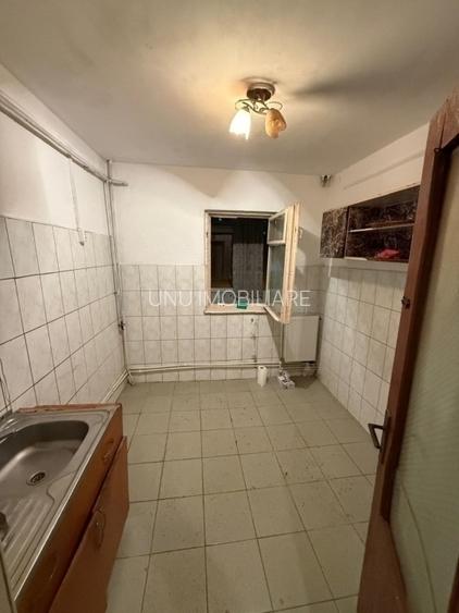 Etaj 2 - Dacia - Piata - 3 camere decomandat - liber - 2