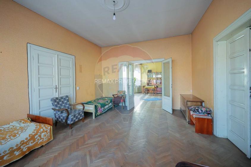 Casă Evreiască de Vânzare, Singur în Curte în zona Ultracentral - 8