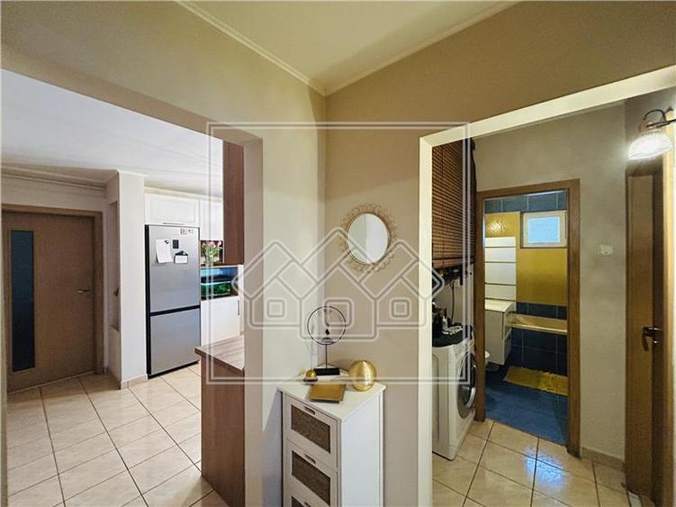 Ap cu 3 camere, 65 mp + balcon, pivnita, mobilat modern, V. Aaron