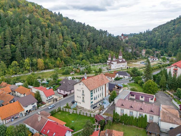 Proximitate imediata fata de Castelul Bran - 2